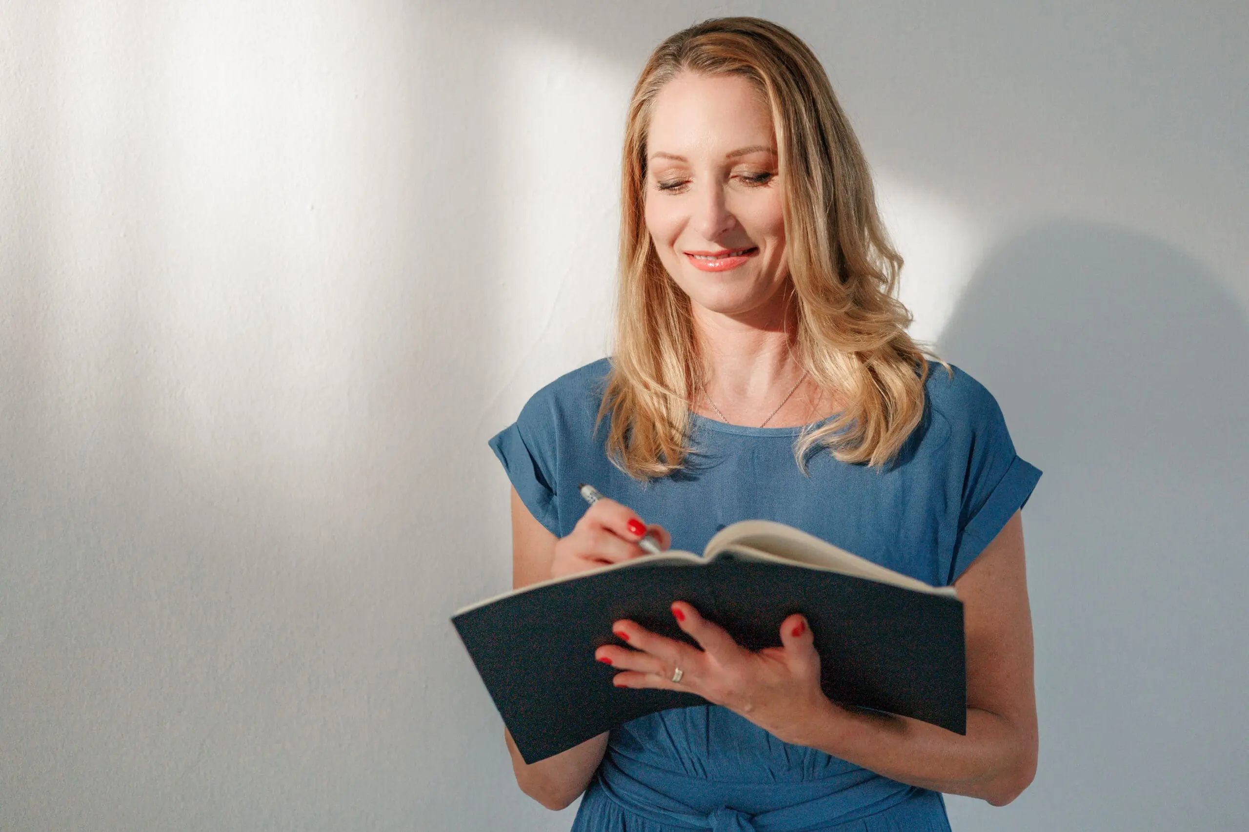 Frau mit Notizbuch – Symbolbild für gesunde Routinen und neue Alltagsstrukturen.