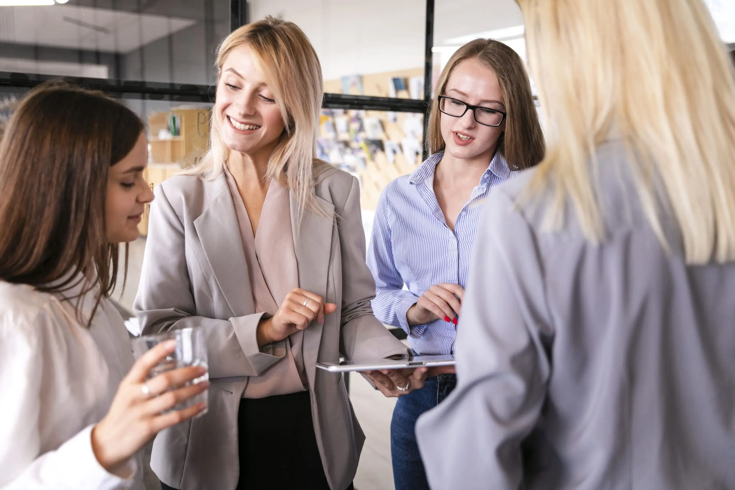Teammeeting mit Führungskräften, die durch Stressmanagement im Unternehmen achtsame Kommunikation und stressfreies Leiten lernen.