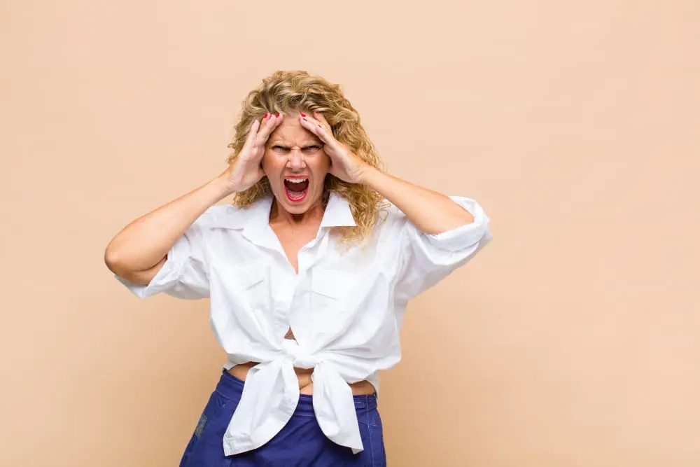 Frau mit gestresstem Gesichtsausdruck – Symbolbild für persönliche Stressanalyse und individuelle Stressmuster erkennen.