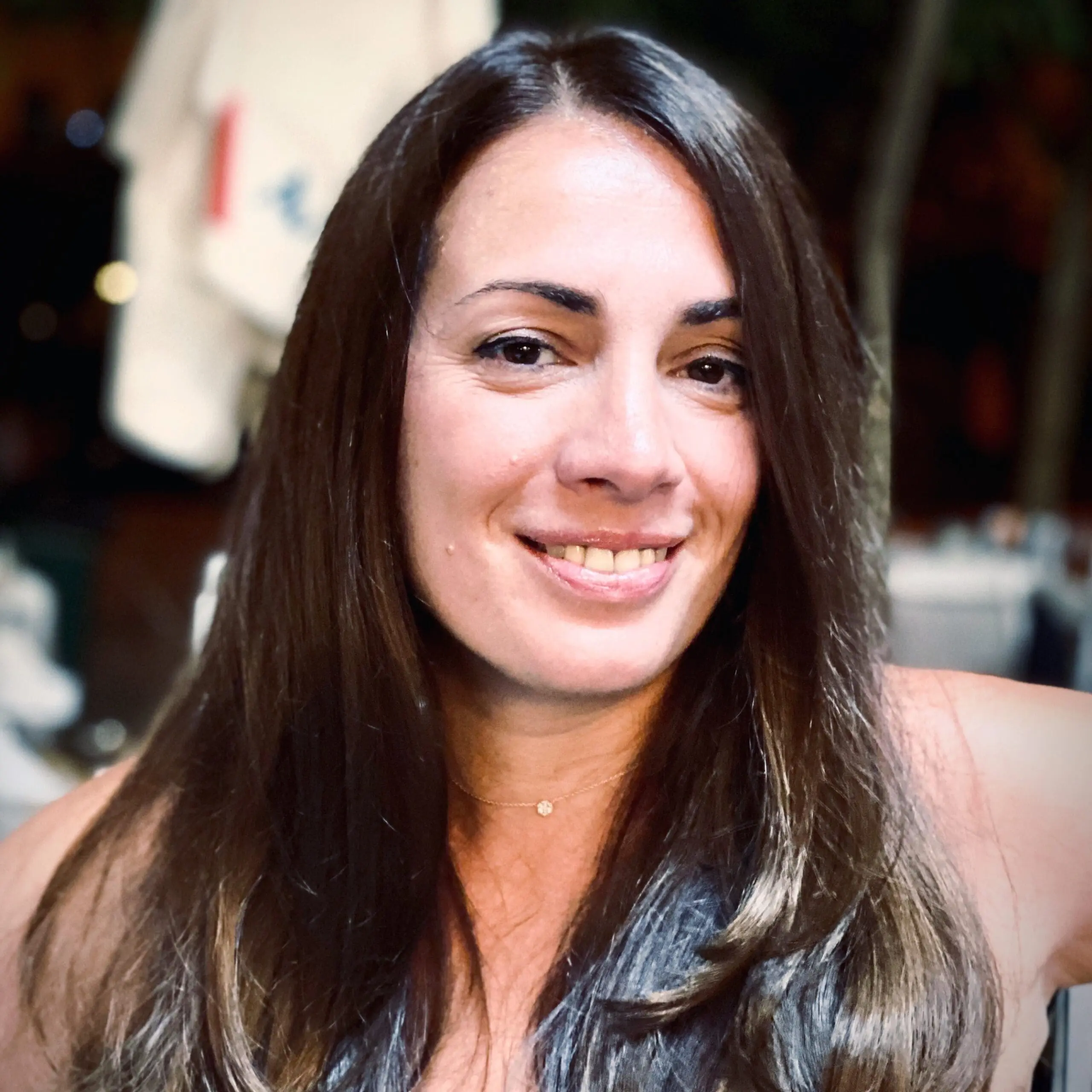 Frau Mitte 40 bei der Teilnahme am Online-Kurs Stressbewältigung, entspannt mit Laptop