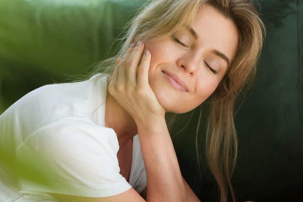 Entspannte Frau mit geschlossenen Augen – Symbolbild für Achtsamkeit, innere Ruhe und Selbstfürsorge im Stressmanagement.
