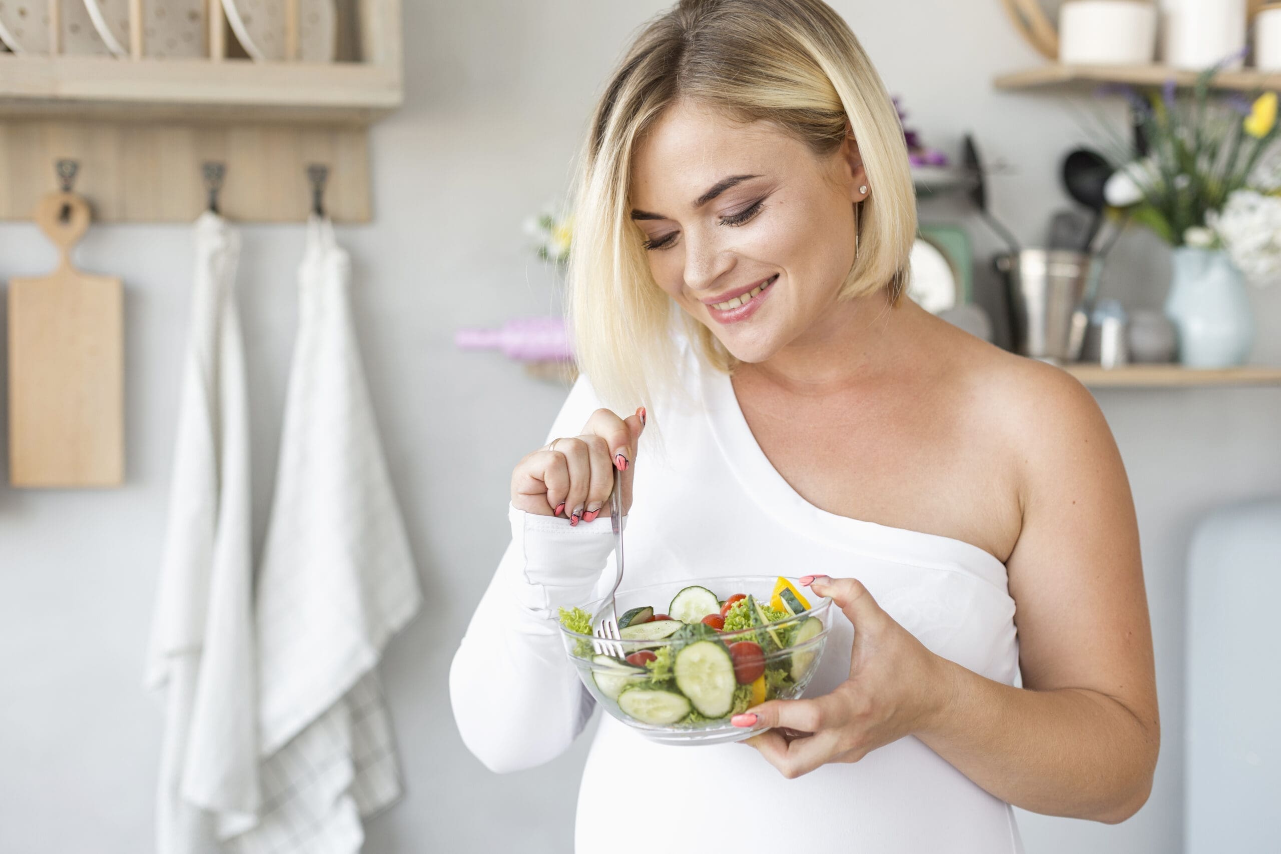 Frau mit gesundem Salat – Symbolbild für Ernährung, Energie und bewusstes Stressmanagement. Titel: Ernährung & Energie – mehr Kraft im Alltag gewinnen