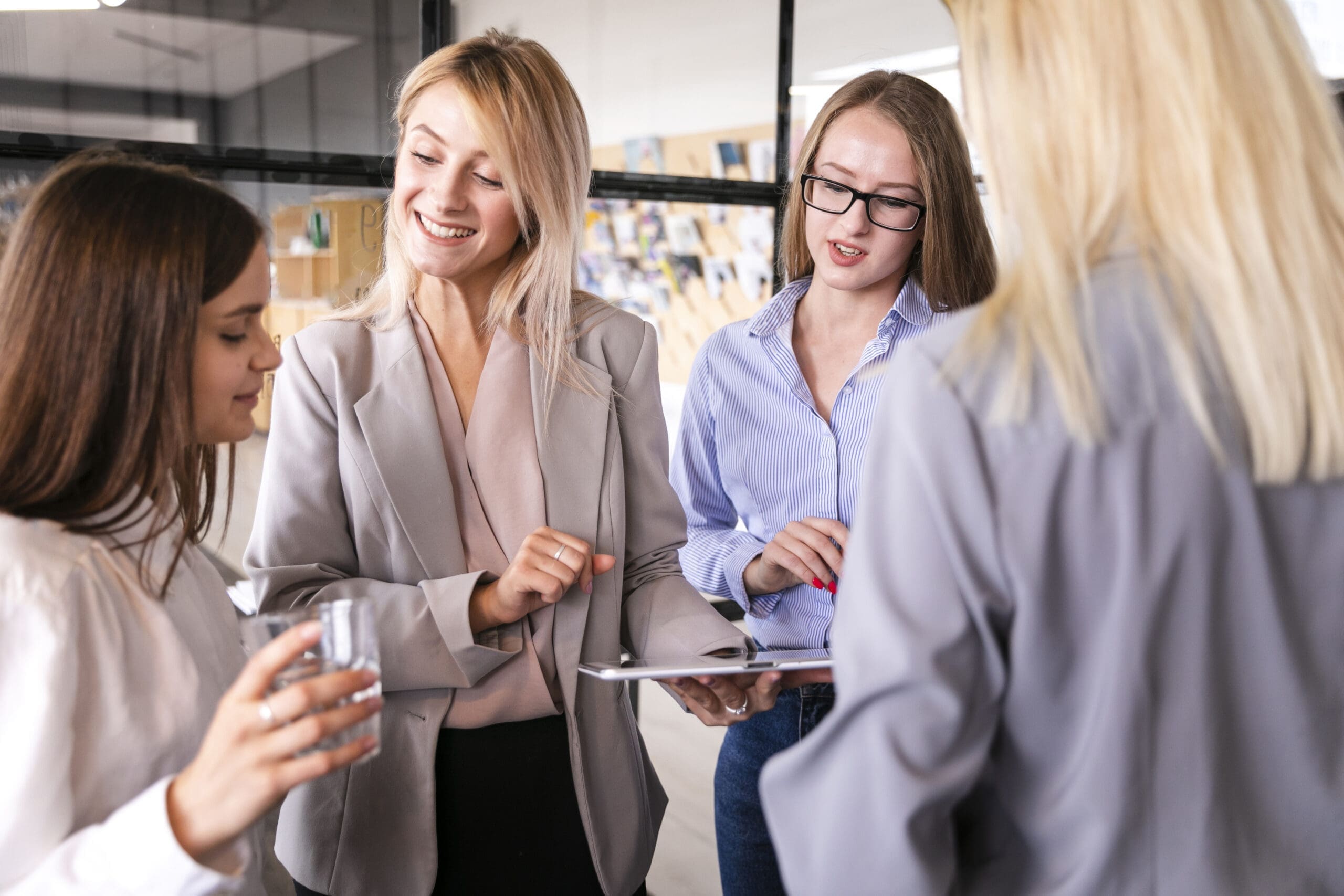 Teammeeting mit Führungskräften, die durch Stressmanagement im Unternehmen achtsame Kommunikation und stressfreies Leiten lernen.
